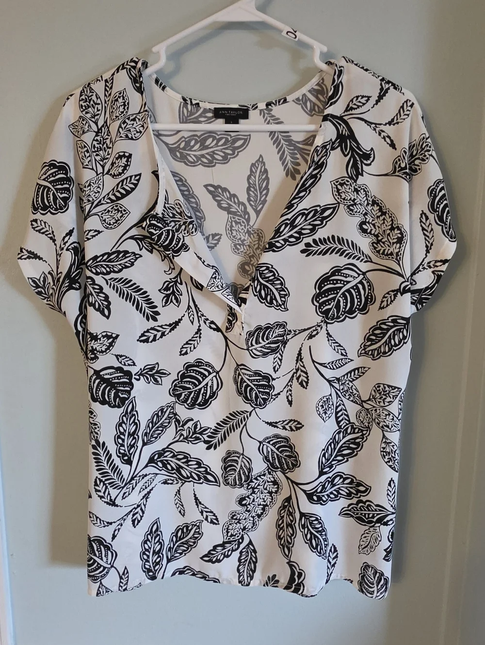 Ann Taylor Black & White Leaf-Print V-Neck Blouse